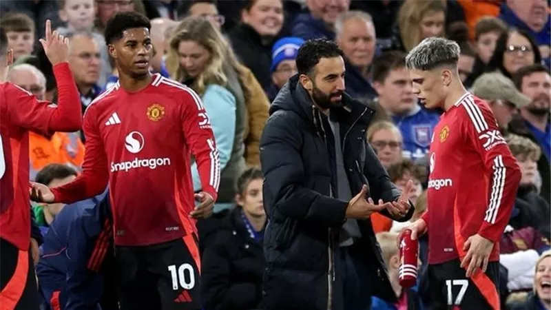 زيركزي يقود تشكيل مانشستر يونايتد لمواجهة بورنموث بالدوري الإنجليزي