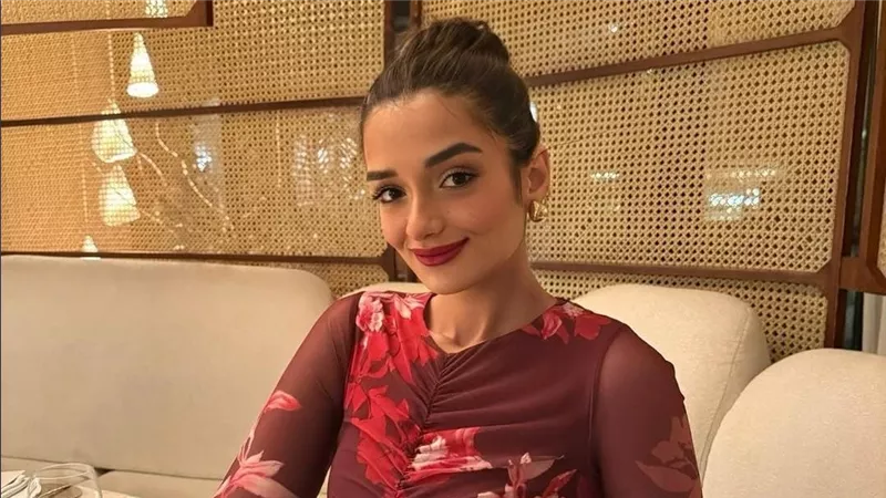 «مزين بالورد» ملك أحمد زاهر تخطف أنظار جمهورها بإطلالتها