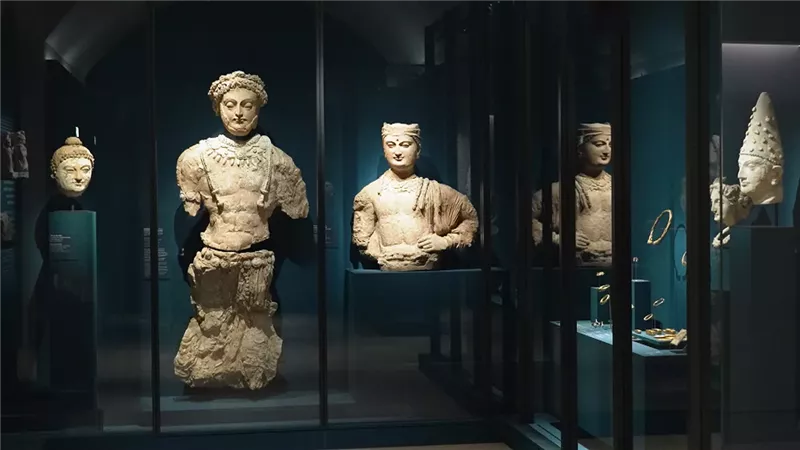 معرض قطع فنية تعود للمماليك داخل متحف اللوفر بفرنسا 