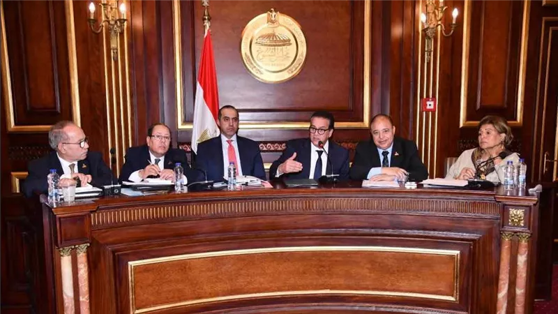 بعد إثارته للجدل.. وزير الصحة يناقش قانون المسئولية الطبية
