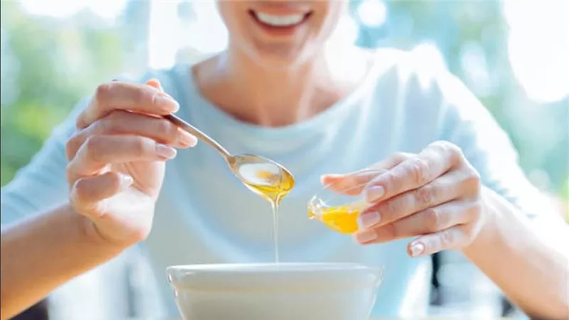 فوائد تناول ملعقة عسل أبيض على الريق يوميًا لجسمك