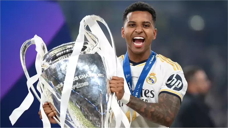 رودريجو يرفض إغراءات مانشستر سيتي.. لماذا فضل البقاء مع ريال مدريد؟
