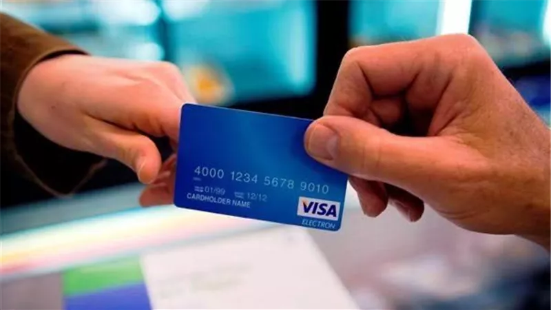 الإفتاء تحسم الجدل حول شراء المنتجات بالفيزا كارد.. قرضاً ربوياً أم لا؟