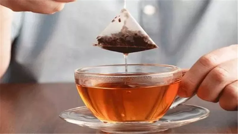 ملايين الجسيمات الميكروبلاستيكية خطر يتوغل داخل كوب الشاي
