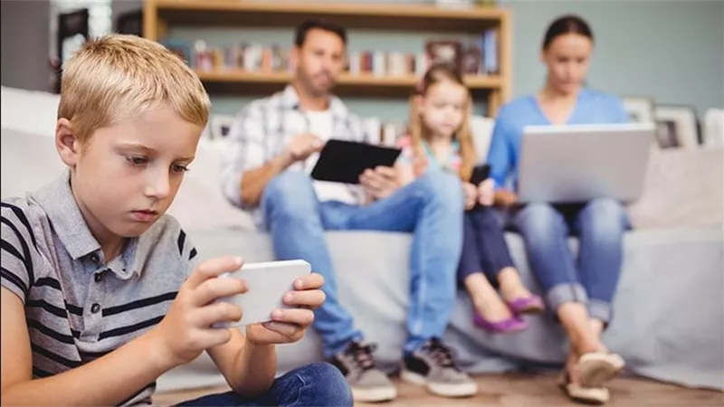 الانفصال العائلي في العصر الرقمي.. خطورة الهواتف الذكية