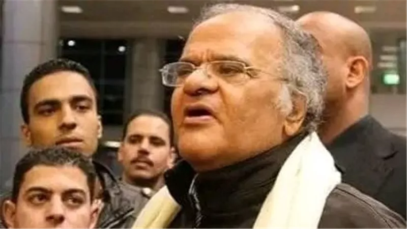 ممدوح عباس يفتح النيران على حكم مباراة الزمالك: لايستحق إلا الضرب بالحذاء
