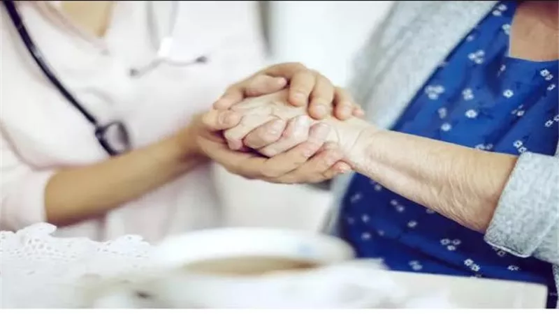 هل يزيد الطقس البارد من مخاطر السقوط لدى مرضى باركنسون؟.. نصائح للوقاية