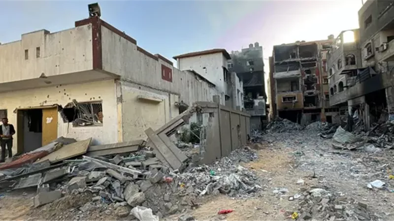 بها كوادر طبية وصحفيين ومرضى.. الاحتلال يحرق مستشفى كمال عدوان بغزة