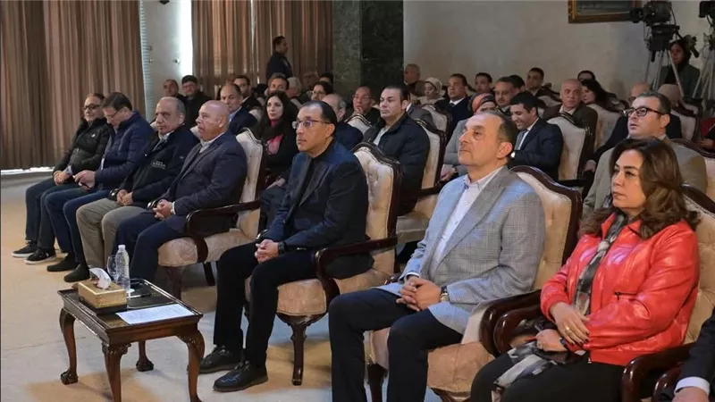 خلال تفقده شركة الغزل والنسيج.. رئيس الوزراء يشاهد فيلماً تسجيليًا لتطوير الصناعة