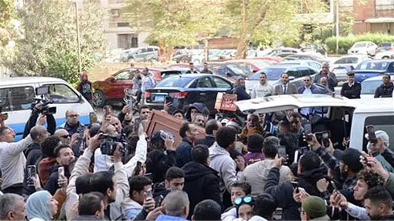 تشييع جثمان الراحل أحمد عدوية لمثواه الأخير بمشاركة أصدقائه وعائلته