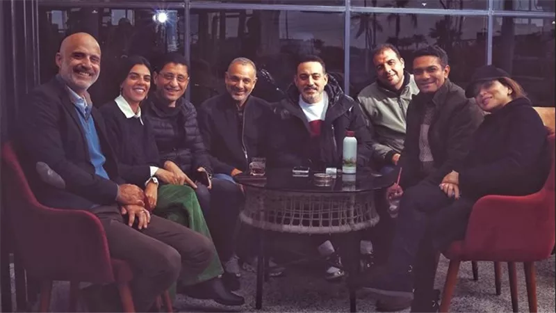 بملابس سوداء.. الظهور الأول لـ مي عز الدين فى تصوير الحب كله