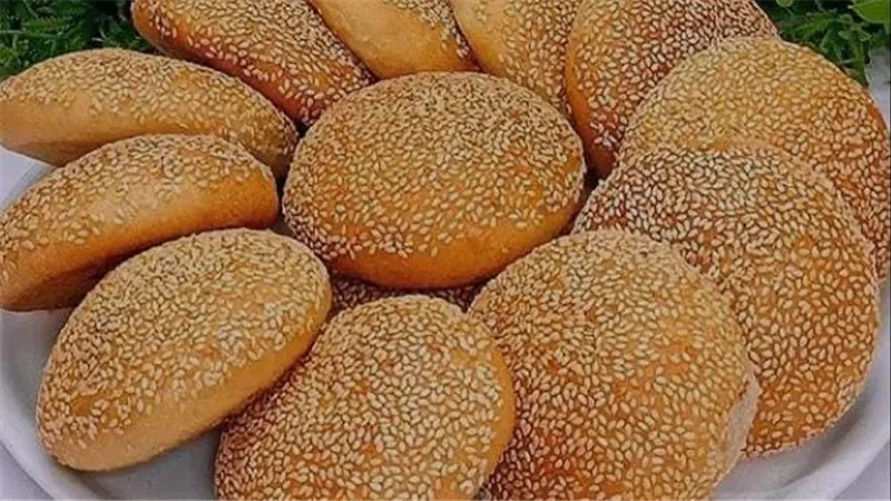 القرص بالعجوة والسمسم بمذاق لذيذ.. طريقة التحضير والخطوات
