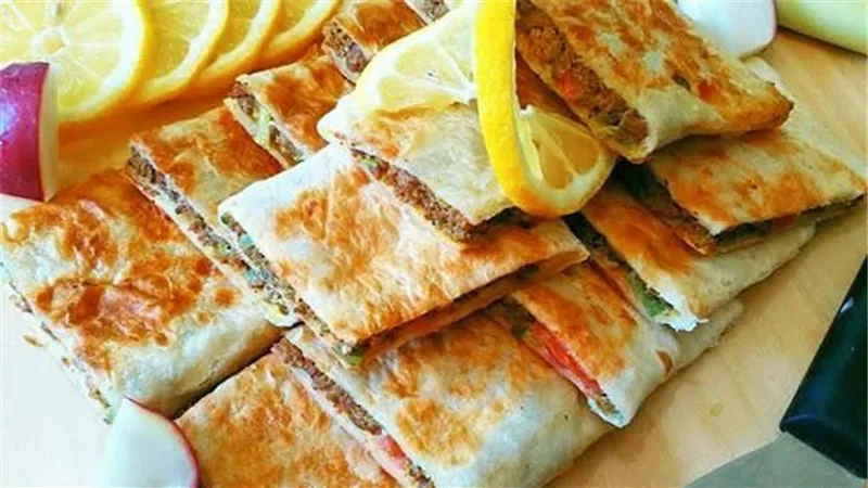 أشهى أطباق الغداء.. طريقة تحضير المطبق باستخدام الرقاق