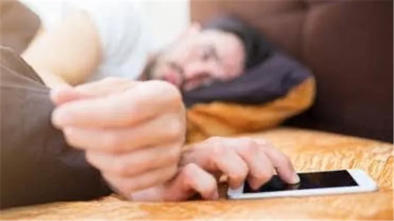 احذر وضع هاتفك بجانب رأسك أثناء النوم.. نصائح لحماية نفسك من المخاطر