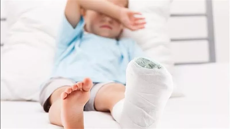كسر الركبة عند الأطفال: الأعراض الرئيسية وطرق التشخيص والعلاج الفعّالة
