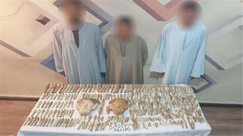 الداخلية تضبط شخصين بحوزتهما تابوتا أثريا بداخله مومياء ببنى سويف