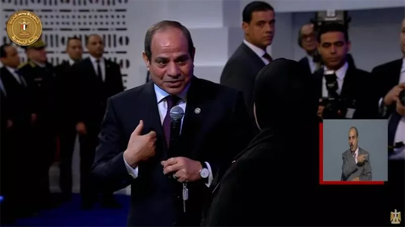 السيسي لوالدة عمر القاضي: أدتيني حاجة جميلة وهحتفظ بيها بكل حب وتقدير