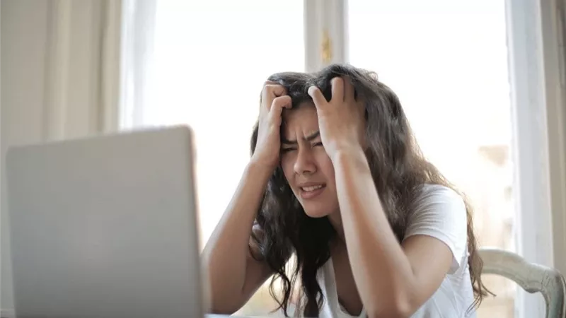 نوبة الهلع الصامتة: كيف تكتشفها وتتعامل معها بشكل صحيح