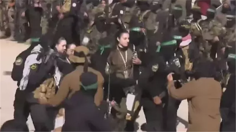 بالزى العسكرى.. الصليب الأحمر يتسلم الأسيرات الإسرائيليات من حماس