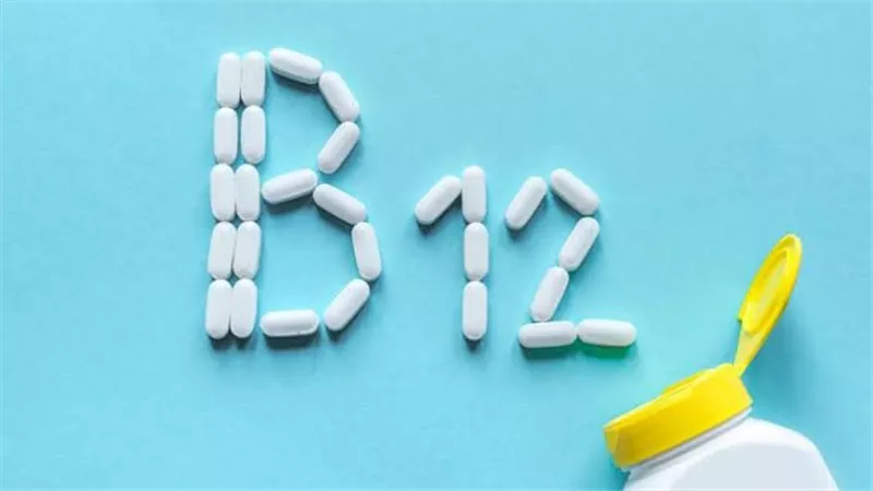 هل يمكن أن يؤدي الإفراط بتناول فيتامين B12 إلى التسمم؟.. استشاري يوضح