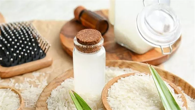 سر الجمال الطبيعي.. كيف يمنحك ماء الأرز شعرًا قويًا وبشرة شابة؟