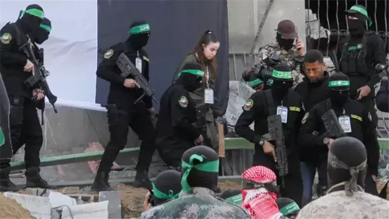 بينهم أربيل يهود.. الصليب الأحمر يتسلم المحتجزين الإسرائيليين فى غزة