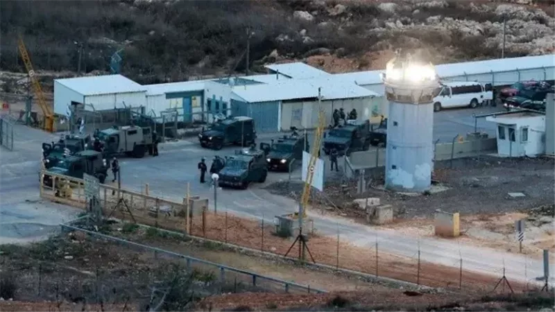 الأسرى الفلسطينيين المحررين من سجون الاحتلال يصلون منازل عوائلهم