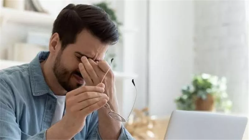 حافظ على بصرك.. عادات صحية وأطعمة تحمي عينيك من أضرار الشاشات