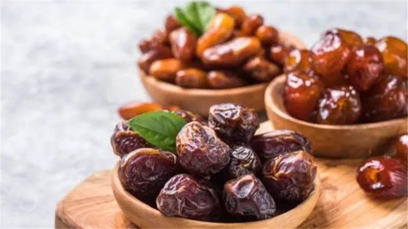 لماذا يجب أن تتناولي التمر قبل الولادة؟ فوائد مذهلة للأم والجنين