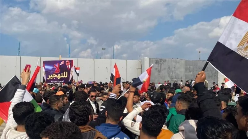 الألاف من المصريين يؤدون صلاة الجمعة أمام معبر رفح لنصرة الفلسطينيين