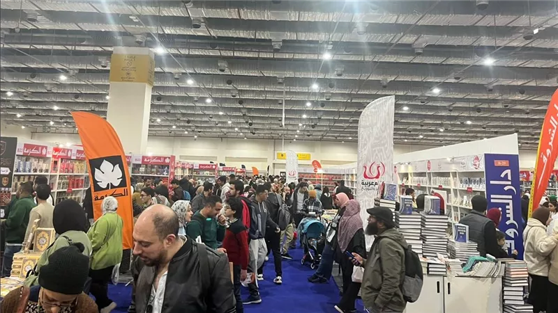 الجمعة اليتيمة.. توافد مئات الآلاف من الزوار لمعرض القاهرة للكتاب