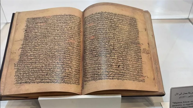 لا تقدر بثمن.. مخطوطات تراثية تزين جناح عمان بمعرض القاهرة للكتاب
