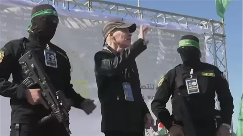 حماس تسلم الصليب الأحمر المواطن الأمريكي كيث سيجال من غزة