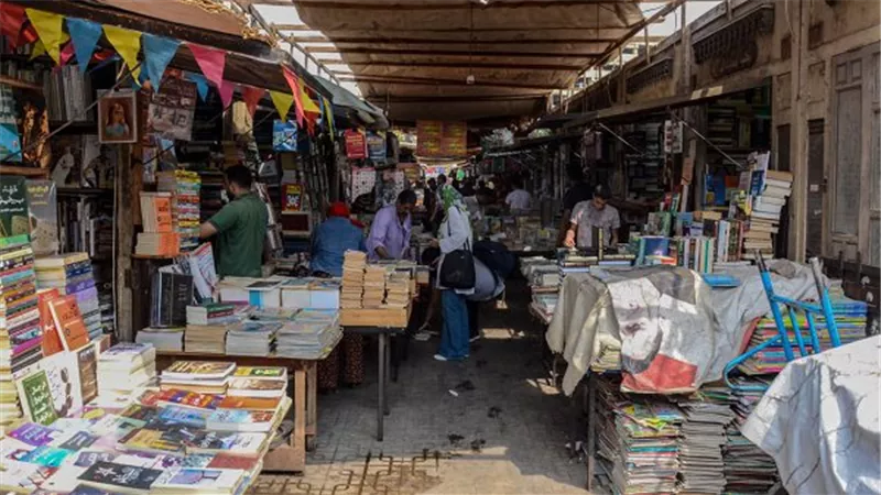 الكيلو بـ 100 جنيه.. زحام شديدة على كتب سور الأزبكية بمعرض الكتاب