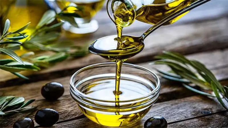 مخاطر الإفراط في استخدام زيت الزيتون رغم فوائده العديدة