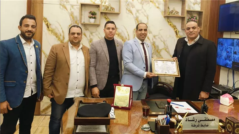 تهنئة العقيد مصطفي رشاد مأمور قسم أول العاشر بعيد الشرطة الـ 73