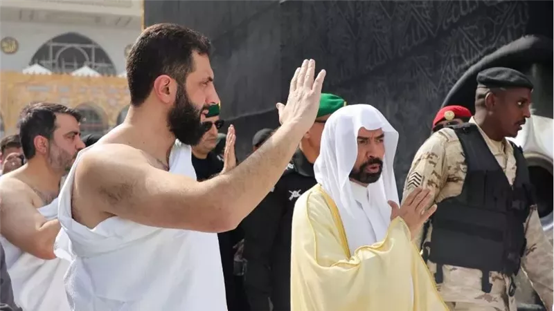 الرئيس السورى أحمد الشرع يؤدى مناسك العمرة ويصلى داخل الكعبة المشرفة