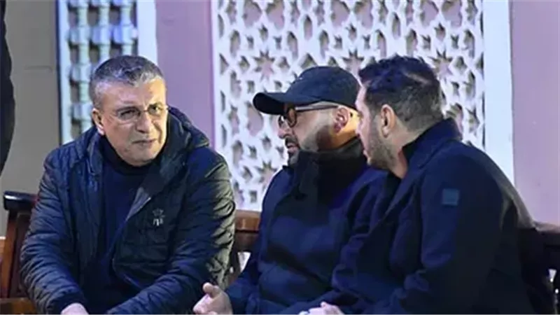 عمرو الليثي وأحمد السقا يساندان مصطفى شعبان أثناء عزاء شقيقه بمسجد الشرطة