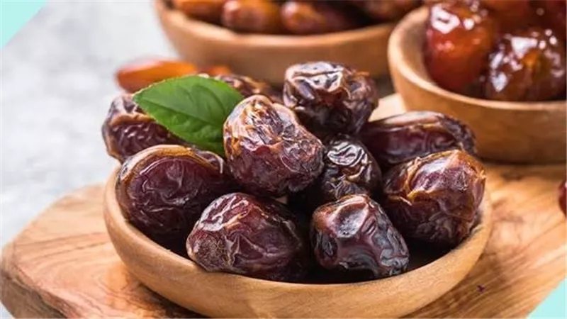 ماذا يحدث لجسمك عند تناول التمر صباحًا؟ فوائد مذهلة لم تكن تتخيلها