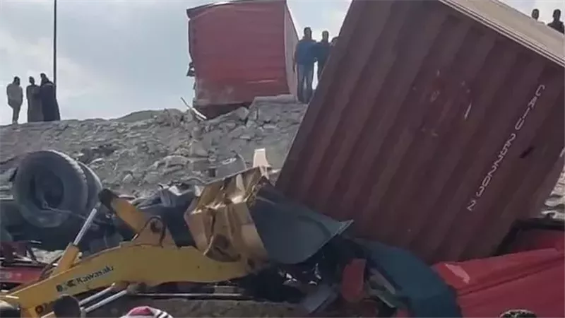 حادث انقلاب مقطورة من أعلى كوبرى دفرة بطنطا يعيق الحركة المرورية
