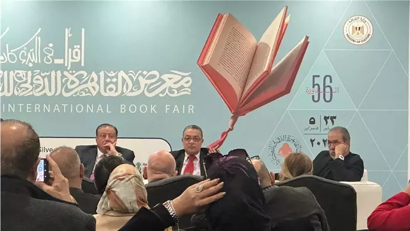 مدحت العدل بمعرض الكتاب: نقاضي إحدى عارضات الأزياء ببرلين استخدمت تيشرت الزمالك