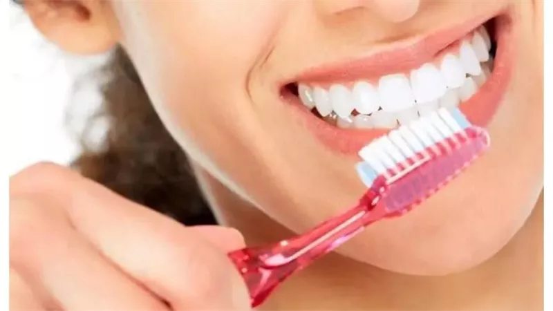 كارثة صحية.. هل يمكن لتنظيف الفم أن يقودك إلى السكتة الدماغية؟