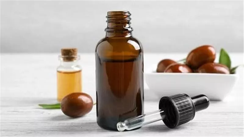 كيف تختارين الزيت المثالي لشعرك؟ جوز الهند للتغذية والأرجان للنعومة