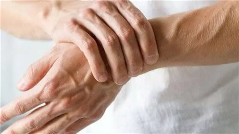 طبيب يحذر: تنميل اليدين عند الاستيقاظ قد يكون مؤشراً لأمراض خطيرة