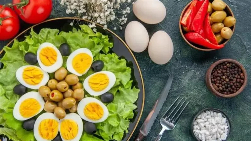 أطعمة صحية بجانب البيض على الفطور لتعزيز فقدان الوزن