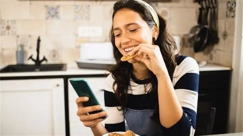تناول السناكس يسارع ظهور التجاعيد عند تناولها قبل النوم.. تجنبها