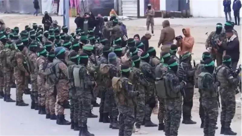حماس تسلم الصليب الأحمر 3 رهائن إسرائيليين بوسط غزة