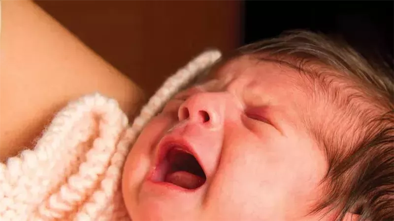 البكاء البنفسجي لدى حديثي الولادة.. ما هو وكيفية التعامل معه؟