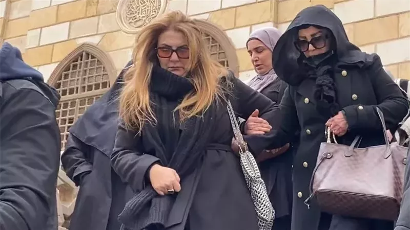 الفنانة شهيرة تودع جثمان شقيقها من مسجد الحصري