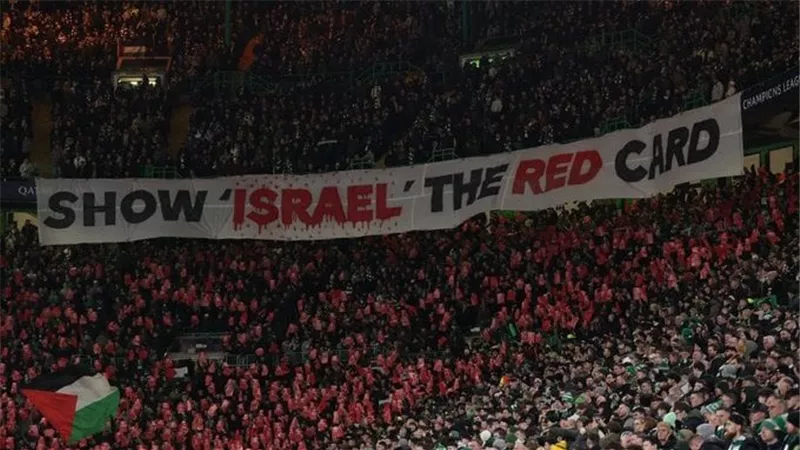 جماهير سيلتك تدعم الفلسطينيين من المدرجات: أظهروا لإسرائيل البطاقة الحمراء